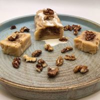 Medeni štrukelj z orehi